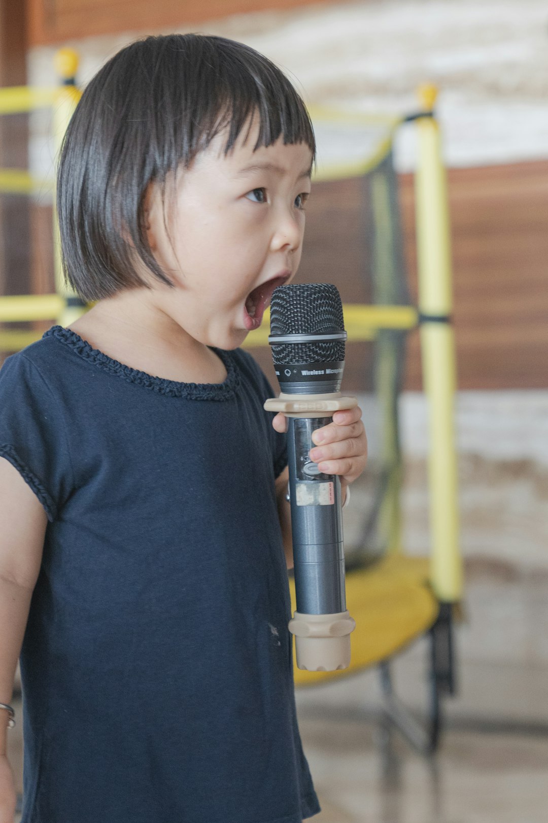girl-in-black-blouse-olding-microphone-8qrplpkmiua